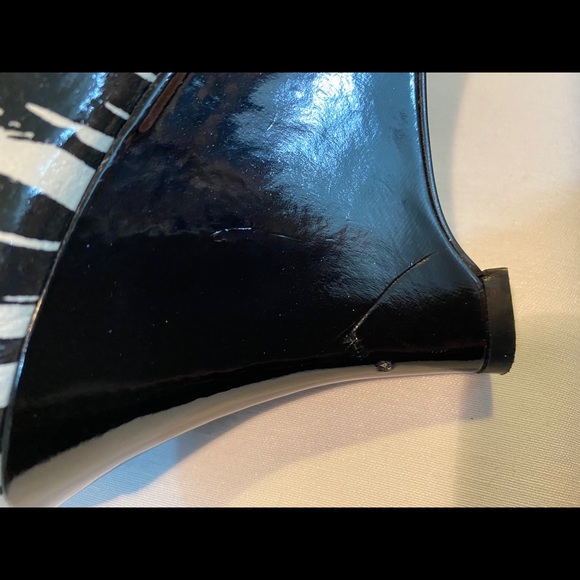 Anne Klein black patent and leather zebra. - Picture 4 of 4